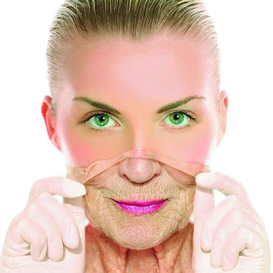 جوانی میں عورت گھریلو علاج سے اپنے چہرے کی جھریاں ختم کرتی ہے۔